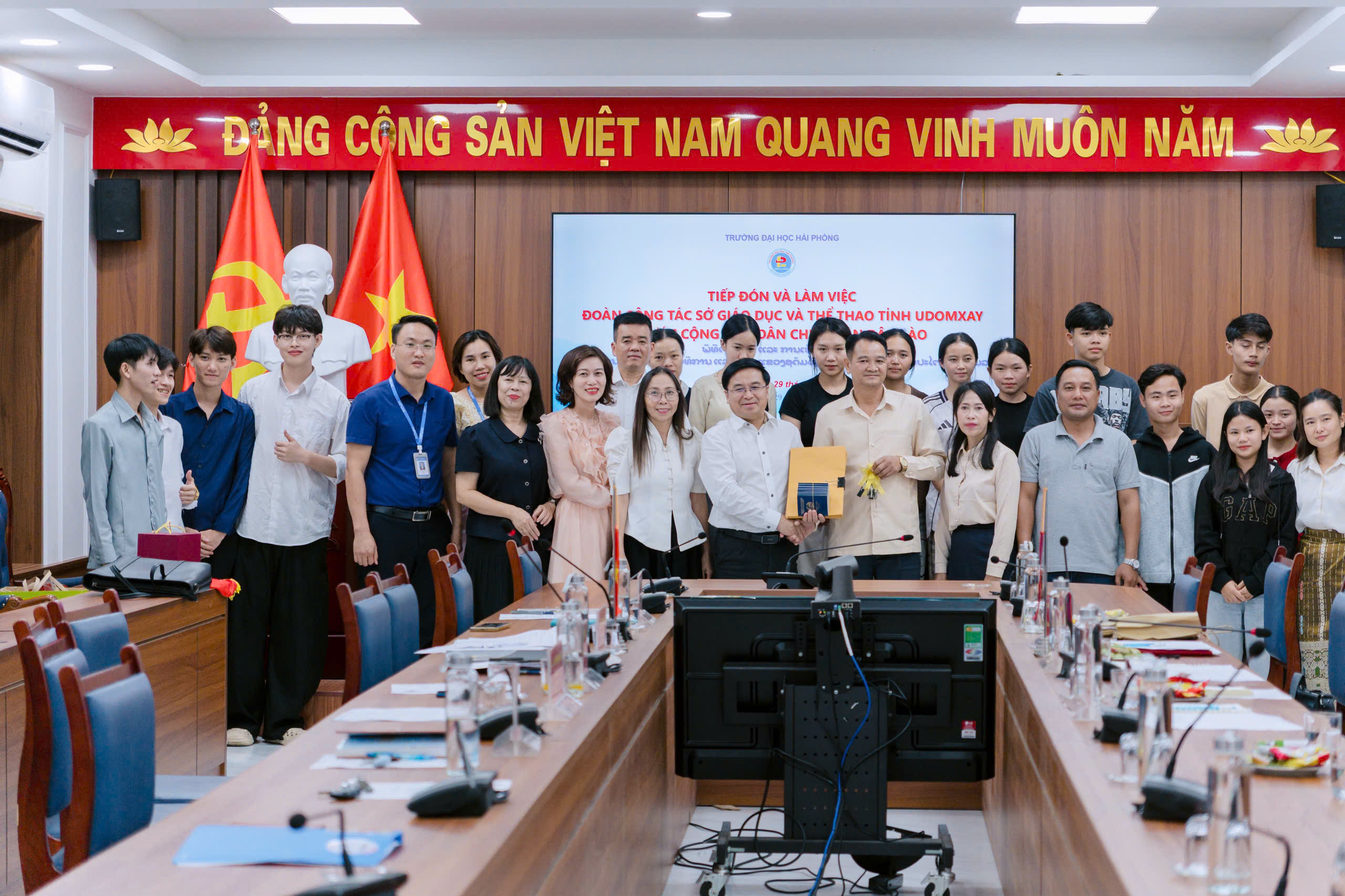 Đón tiếp và làm việc với đoàn công tác Sở Giáo dục & Thể thao tỉnh Udomxay, Lào